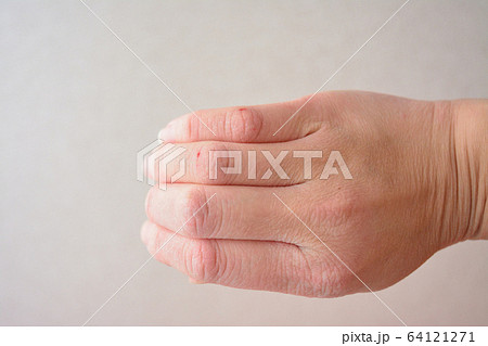 女性の乾燥した手 64121271