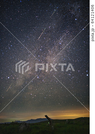 天の川と流れ星 64121406