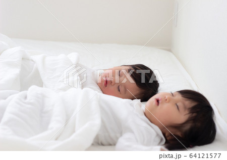 子供 昼寝 子供 昼寝 64121577