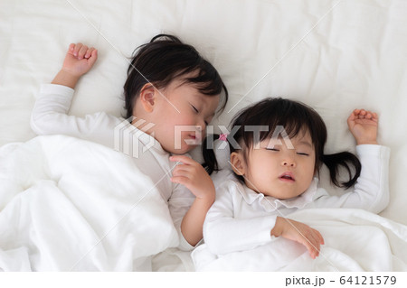 子供 昼寝 子供 昼寝 64121579