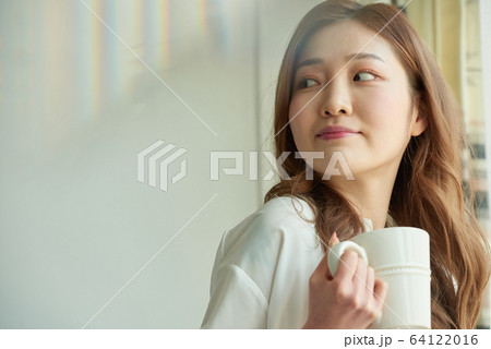 若い女性 女性 女 64122016