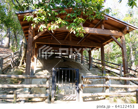 大阪 吹田 吉志部瓦窯跡の登り窯(春、吉志部神社) 大阪 吹田 吉志部瓦窯跡の登り窯(春、吉志部神社) 64122453