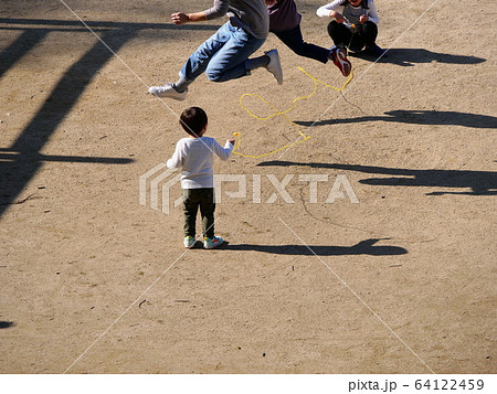 大阪　吹田　柴金山公園　公園で遊ぶ子ども（春、新コロナウィルス禍） 64122459