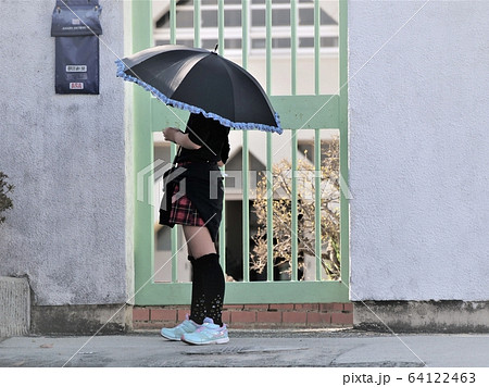 大阪　吹田　岸部　校門前に立つ小学生（新コロナウィルス禍で休校中） 64122463