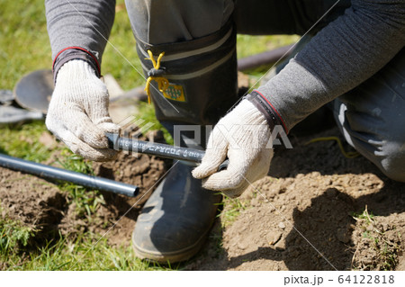水道管のジョイントを繋げてる配管工　配管工事　水道工事 作業員 64122818