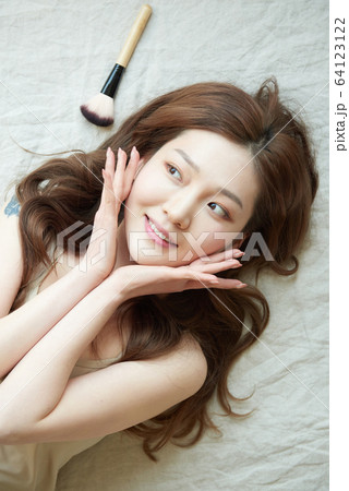 女性 女 女の子 64123122
