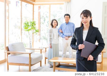 ビジネスウーマン、夫婦、相談、リビング 64123230