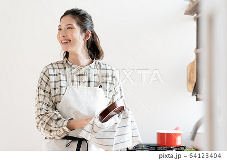 女性 ライフスタイル キッチン 女性 ライフスタイル キッチン 64123404
