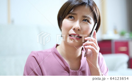 スマホとネガティブな女性イメージ スマホとネガティブな女性イメージ 64123654