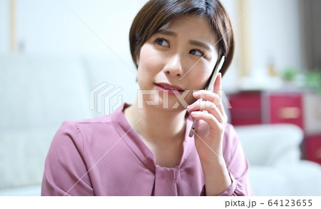 スマホとネガティブな女性イメージ スマホとネガティブな女性イメージ 64123655