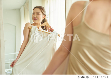 女性 女 女の子 64123791