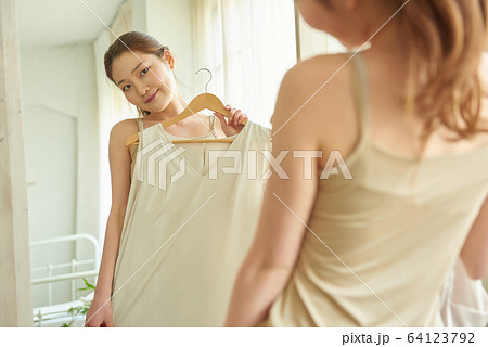 女性 女 女の子 64123792