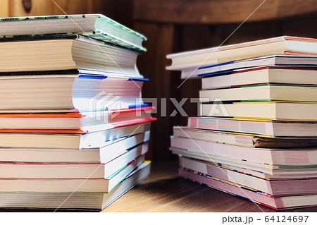 本 読書 積み重なった本 まとめた本 1 64124697