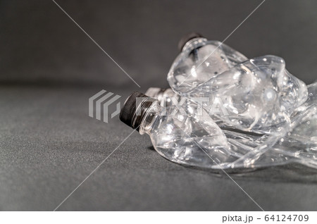 潰したペットボトル 64124709
