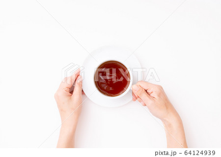 コーヒーカップを持つ女性の手 コーヒーカップを持つ女性の手 64124939