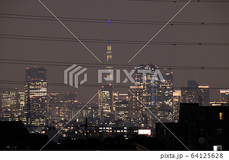 日本の東京都市景観　新型コロナ“都市封鎖”。“柵”（高圧電線）の奥に東京都心＝7日、緊急事態宣言発表 64125628