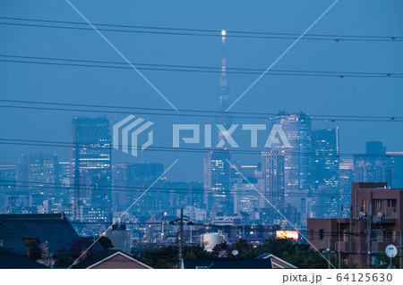 日本の東京都市景観　新型コロナ“都市封鎖”。“柵”（高圧電線）の奥に東京都心＝7日、緊急事態宣言発表 64125630