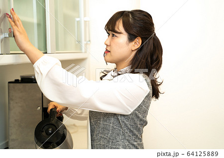 給湯室の女性社員 64125889