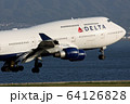 関西国際空港に着陸する飛行機 64126828