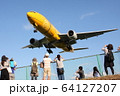 着陸する飛行機 64127207