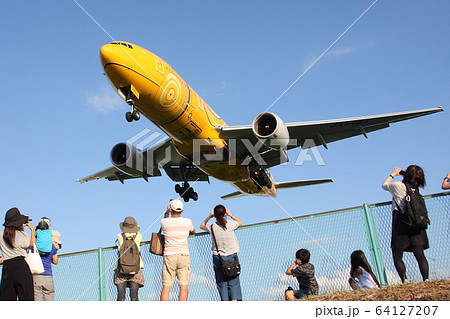 着陸する飛行機 着陸する飛行機 64127207
