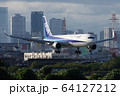 着陸する飛行機 64127212