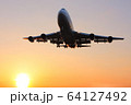 着陸する飛行機 64127492