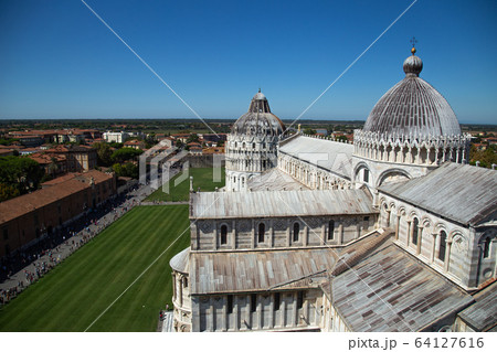 イタリア観光：世界遺産、ピサの斜塔からドゥモ広場 64127616