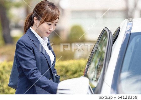 春の女性 64128359