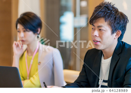ビジネスシーン　男女 64128989