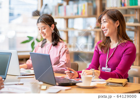 ビジネスシーン 女性 ビジネスシーン 女性 64129000