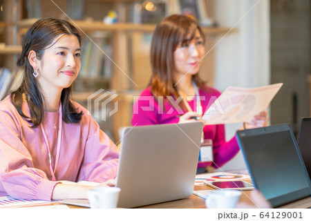 ビジネスシーン 女性 ビジネスシーン 女性 64129001