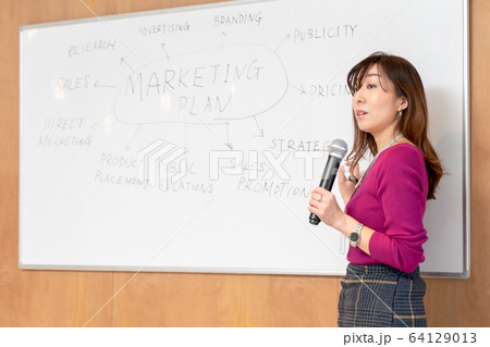 ビジネスシーン　ホワイトボード　女性 64129013