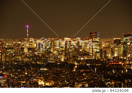 東京都心の夜景とスカイツリー(渋谷スクランブルスクエアより撮影)  64129106