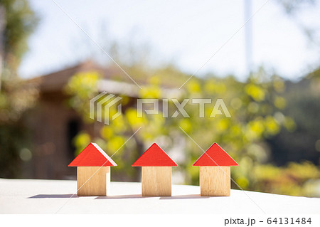 赤い屋根の積み木のおうち 64131484