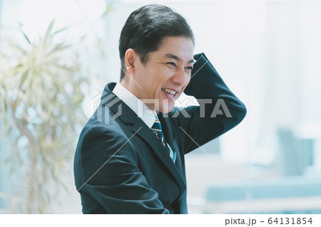 business　照れるビジネスマン 64131854
