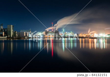 工場夜景 日本製紙石巻工場の写真素材