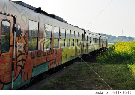 ひたちなか海浜鉄道湊線、中根駅を発車する普通列車（キハ3710形） 64133649
