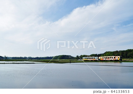ひたちなか海浜鉄道湊線、中根・金上駅間を走る普通列車（キハ3710形） 64133653