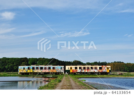ひたちなか海浜鉄道湊線、中根・金上駅間を走る普通列車（キハ3710形） 64133654