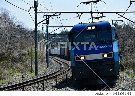北杜市小淵沢町、EH200形電気機関車が引く貨物列車 64134241