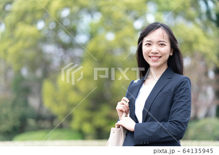 若いビジネスウーマンと新緑 64135945