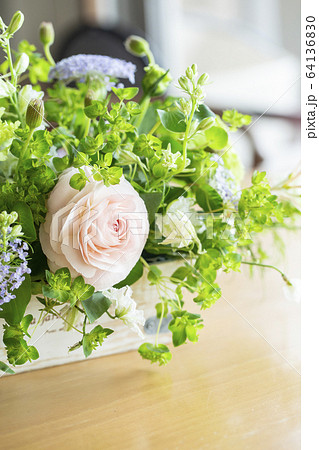 春の花のフラワーアレンジメントの写真素材