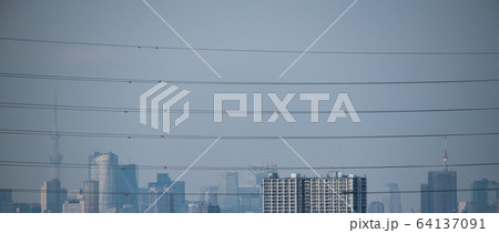 日本の東京都市景観　新型コロナ“都市封鎖”。“柵”（高圧電線）の奥に東京都心＝7日、緊急事態宣言発表 64137091