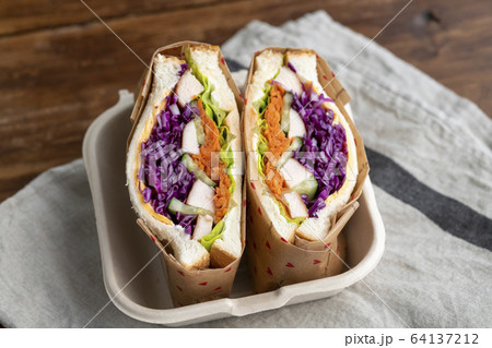 チキンと野菜のわんぱくサンド 64137212