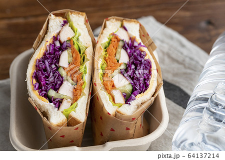 チキンと野菜のわんぱくサンド 64137214