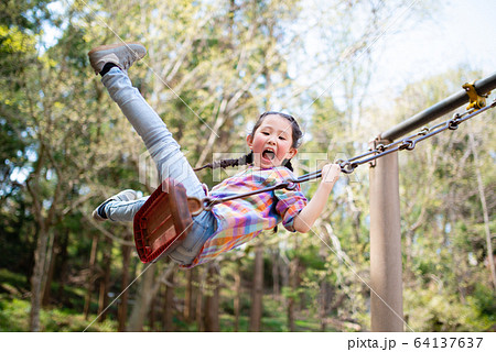 ブランコで遊ぶ女の子 64137637