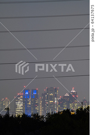 日本の東京都市景観 新型コロナ“都市封鎖”。“柵”(高圧電線)の奥に新宿=7日、緊急事態宣言発表 日本の東京都市景観 新型コロナ“都市封鎖”。“柵”(高圧電線)の奥に新宿=7日、緊急事態宣言発表 64137675