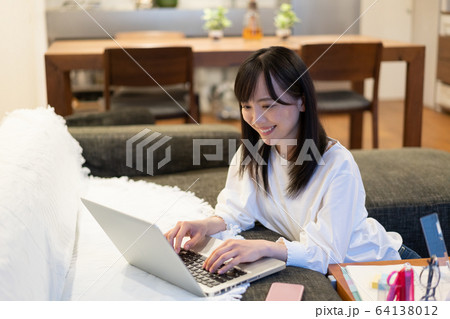 リモートワークをする若い女性 リモートワークをする若い女性 64138012