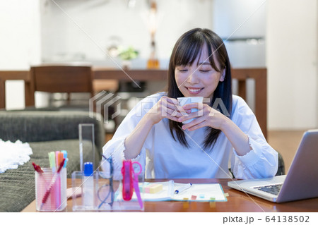 自宅でお茶を飲む若い女性 64138502